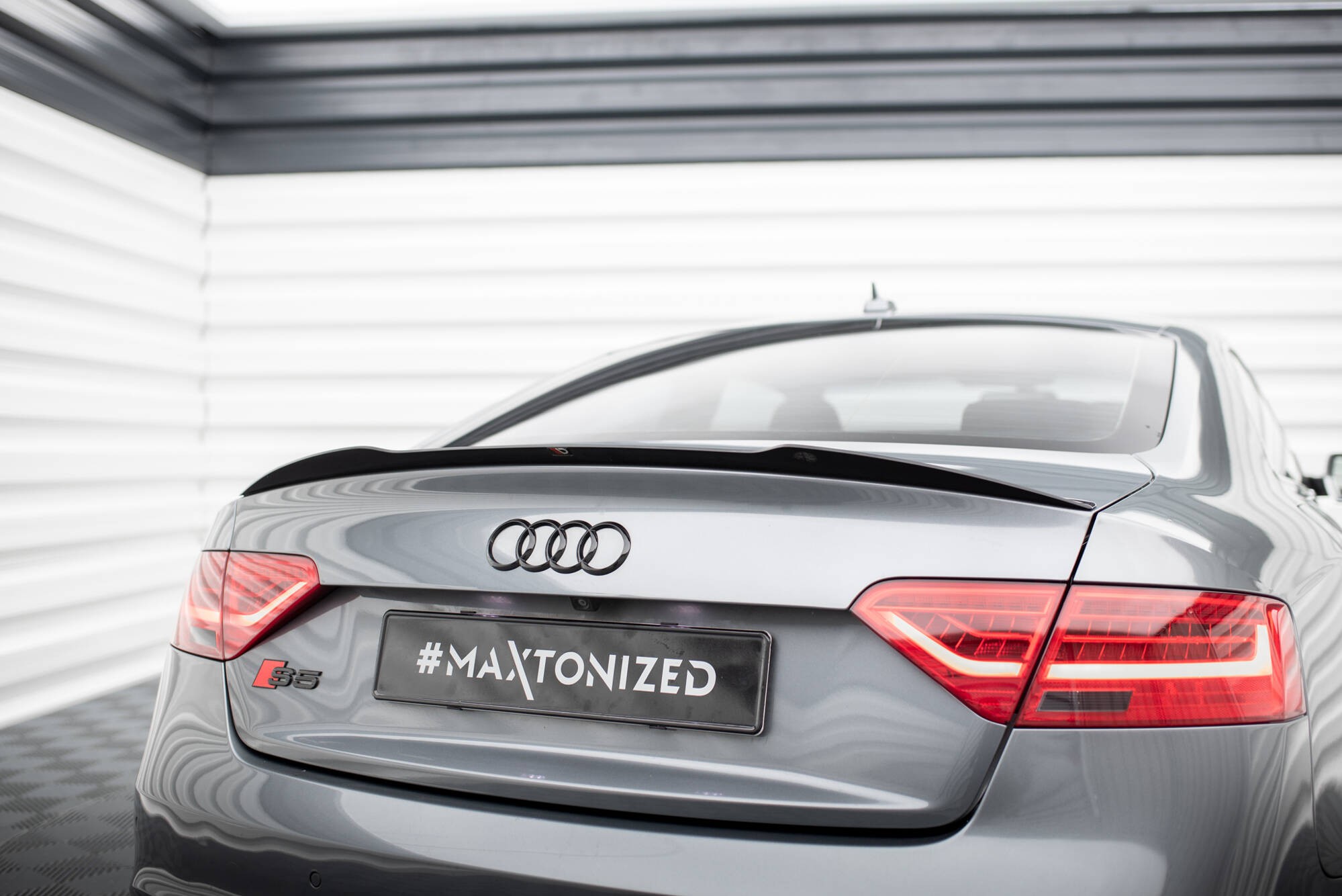Maxton Design Tylny spoiler S5 8T