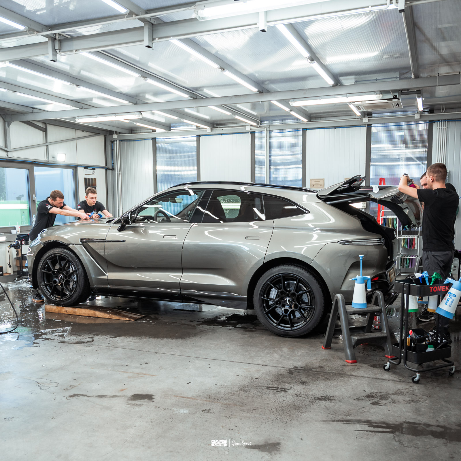 Aston MArtin DBX 707