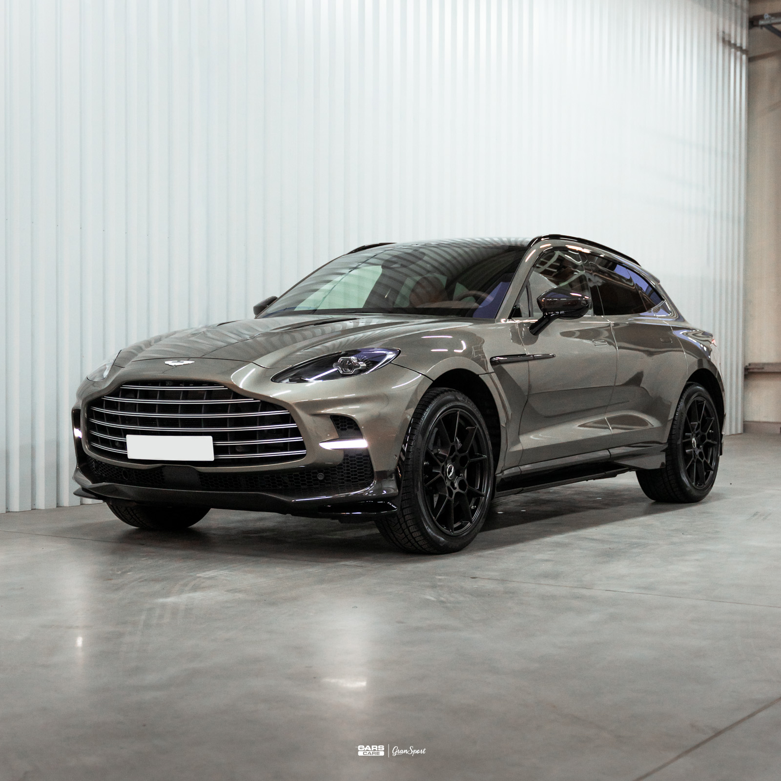 Aston MArtin DBX 707