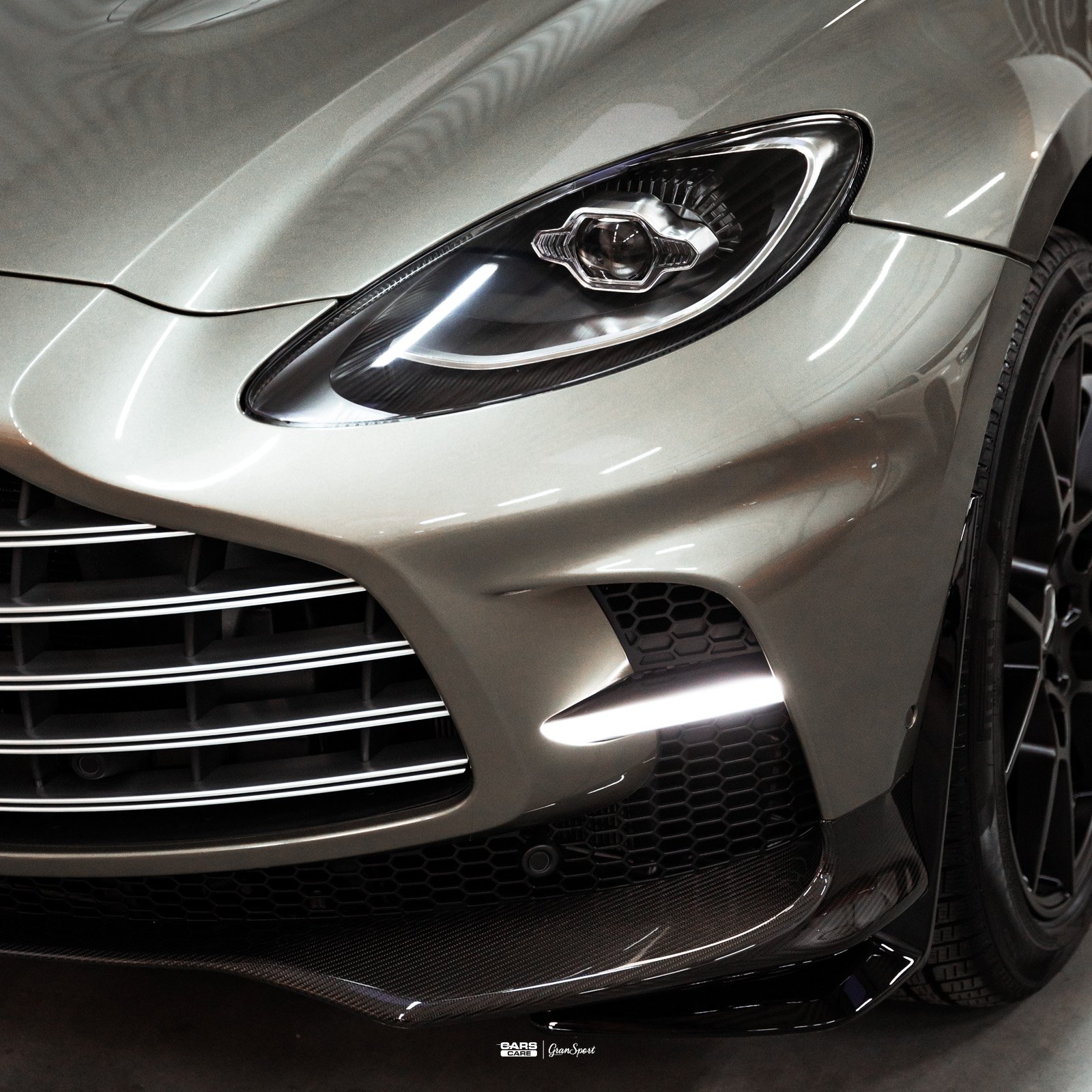 Aston MArtin DBX 707