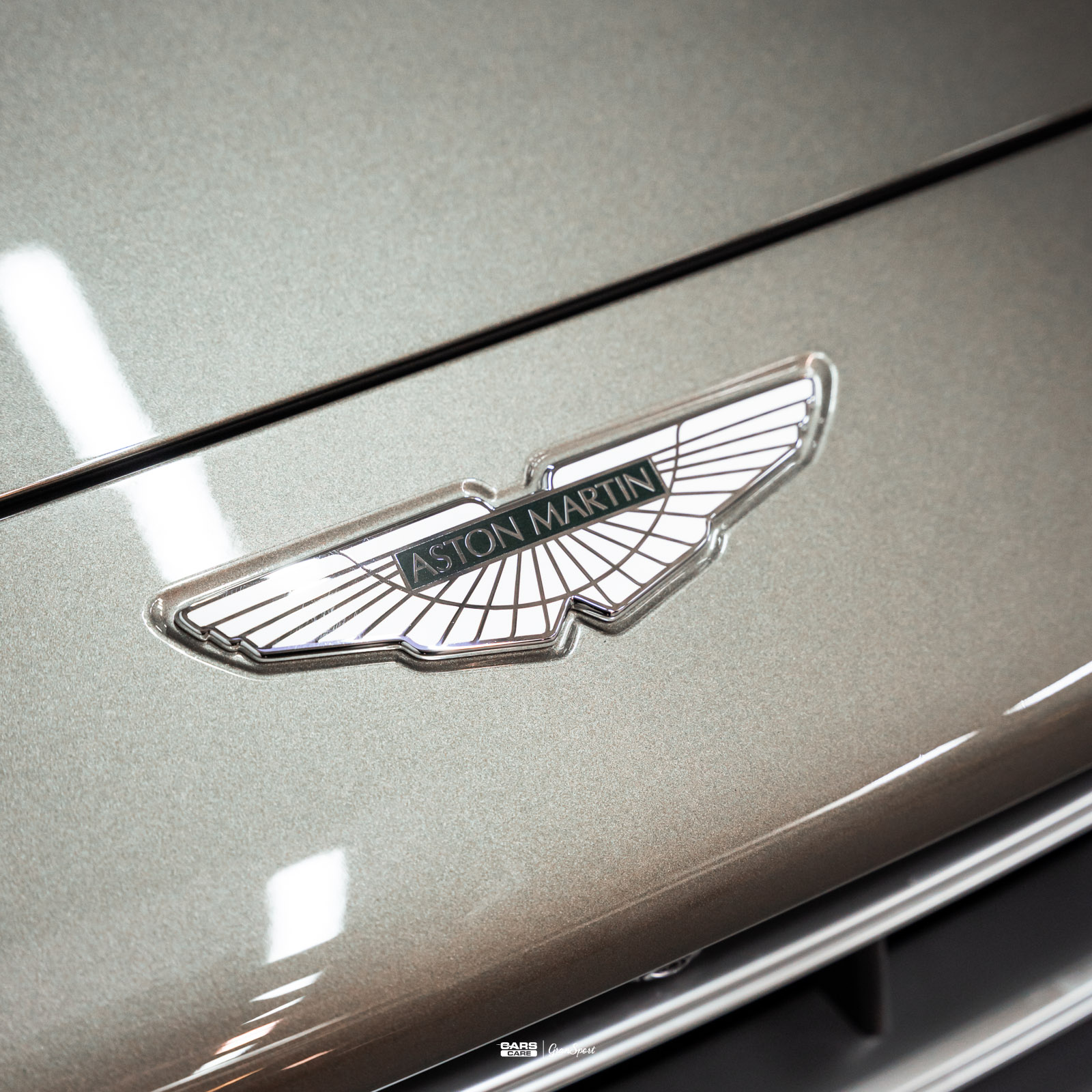 Aston MArtin DBX 707