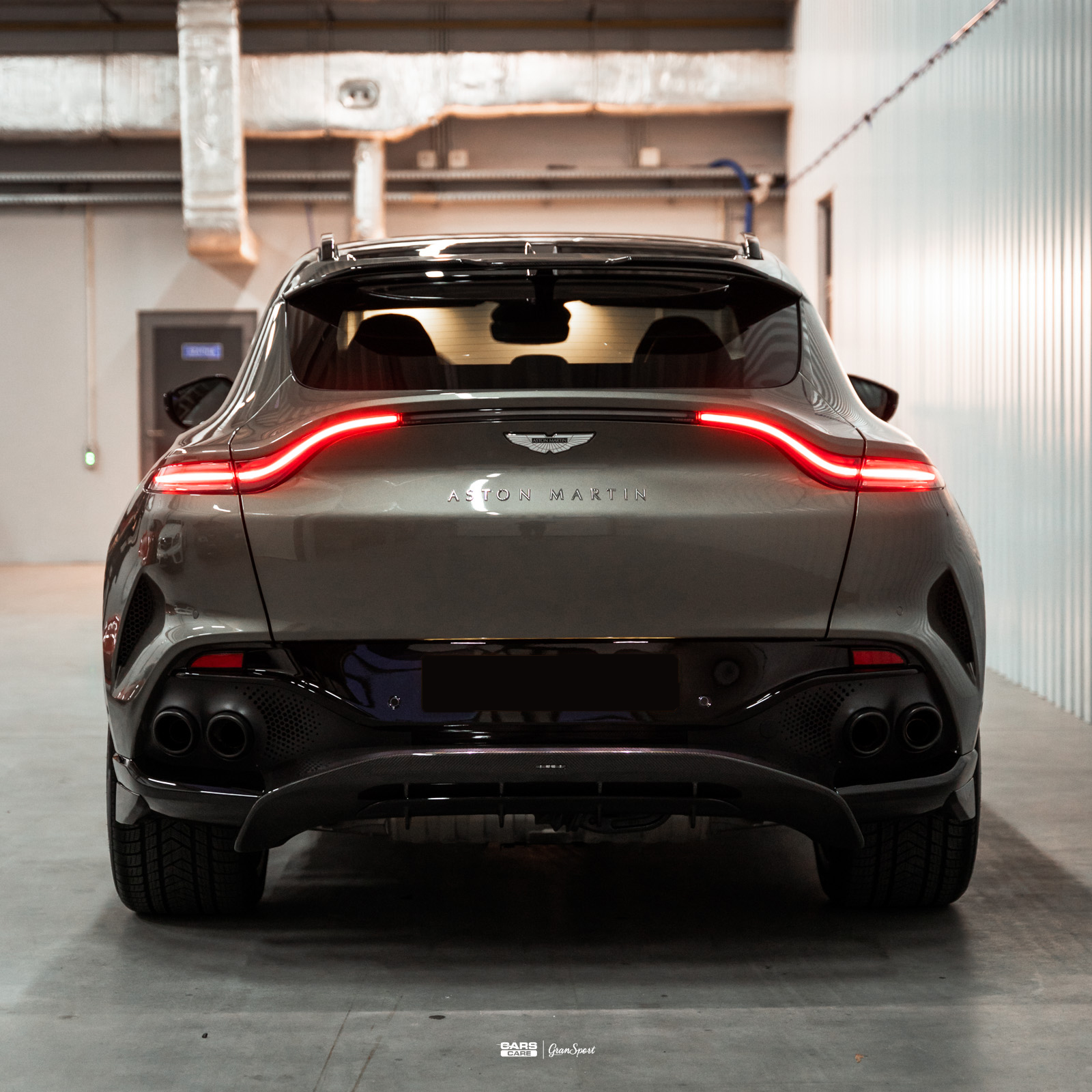 Aston MArtin DBX 707