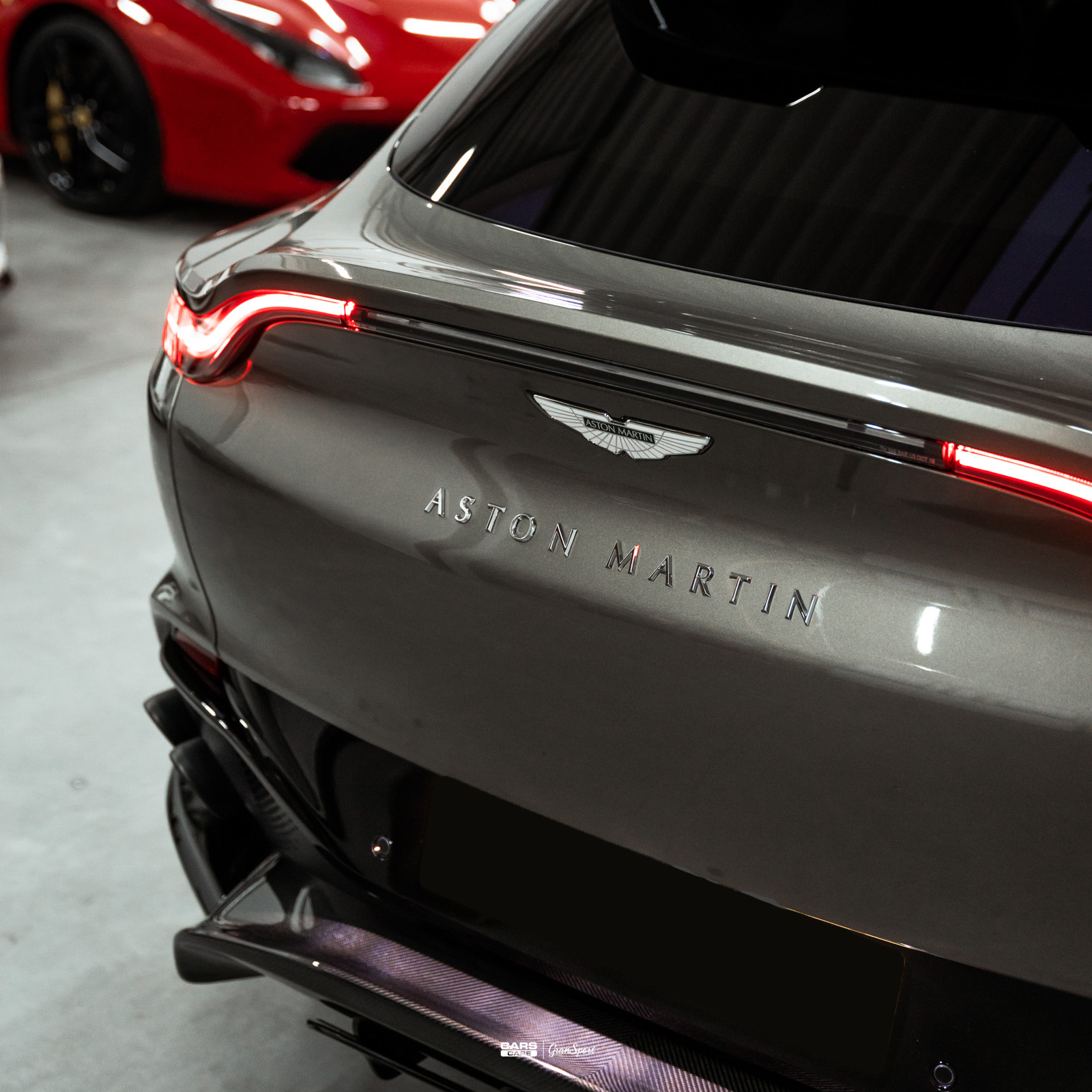 Aston MArtin DBX 707