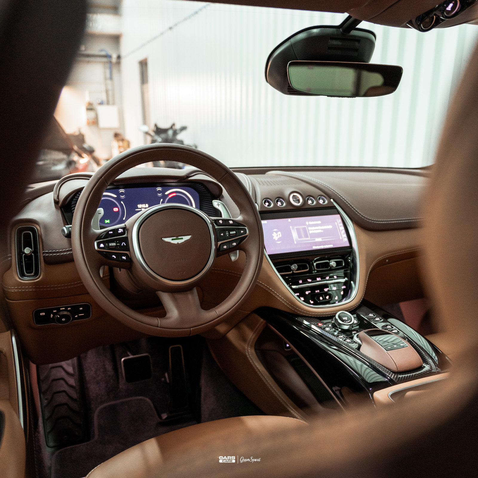 Aston MArtin DBX 707