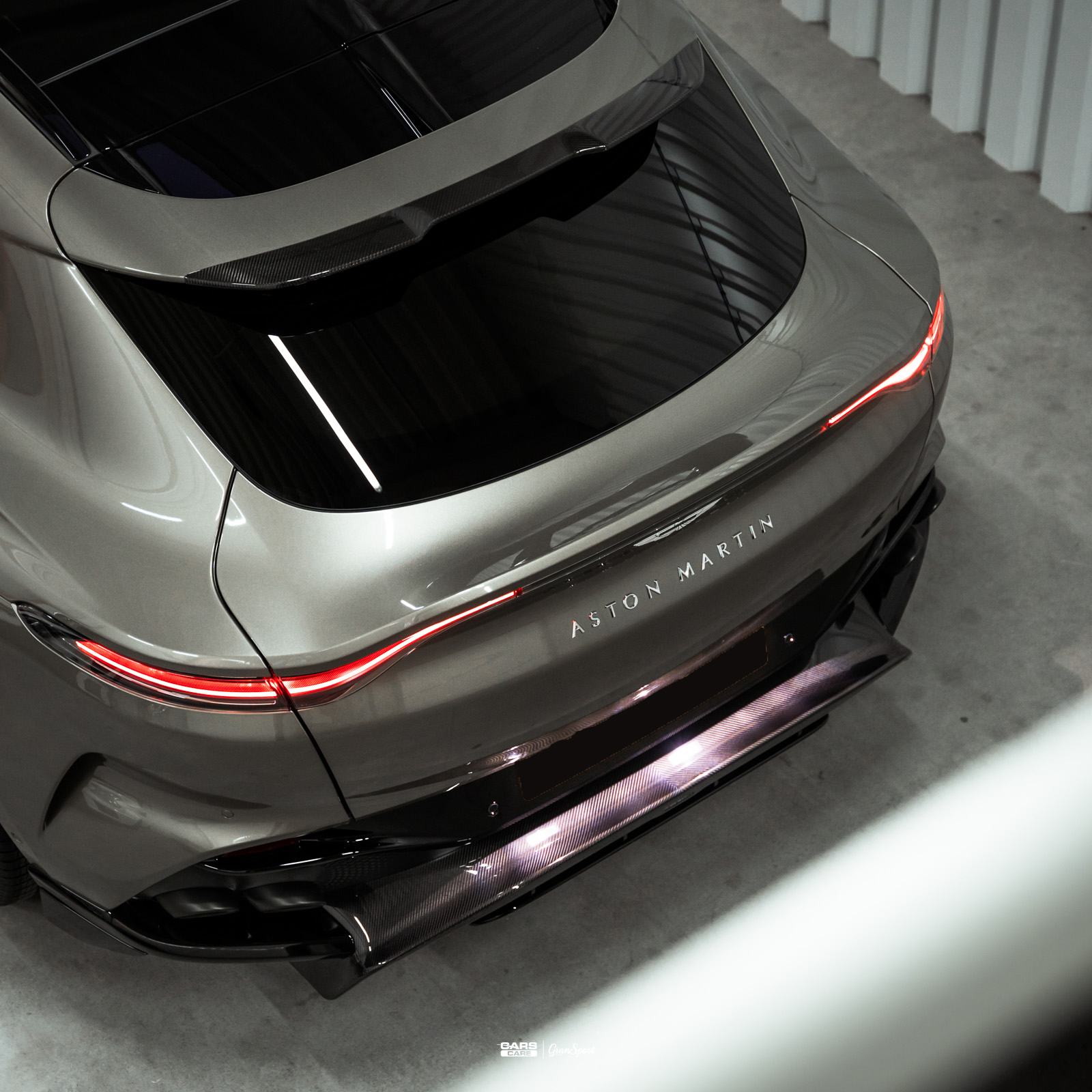 Aston MArtin DBX 707